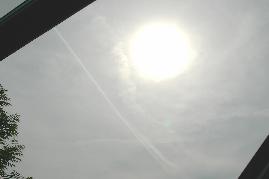 Chemtrailwolke vor Sonne. Verdunkelung erfolgte am 10.06.04 nahezu ausschlielich durch Chemtrails!!