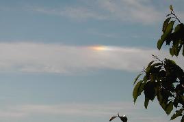 20.05.04: 19 Uhr 16: Die Aluminiumpartikelchen erzeugen Regenbogeneffekte, die in normalen Kondensstreifen nicht auftreten sollen.