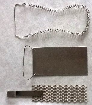 Oben: Spiral-Elektrode aus Edelstahldraht; Mitte: Edelstahlplatte, unten: Gitter aus Titanblech, mit Platin beschichtet