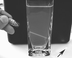 Laserstrahl wird durch Silberkolloide im Wasser sichtbar