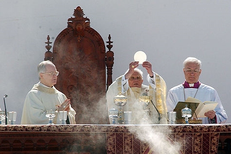 Papst Benedikt XVI bei Konsekration der Hostie in Eucharistiefeier